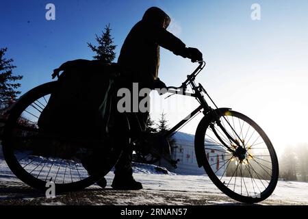 Il postino Wang Xiulong sta arrivando per consegnare lettere a Beijicun, o villaggio del Polo Nord , nella provincia di Heilongjiang nella Cina nord-orientale, 30 gennaio 2016. Beijicun, una piccola città nella contea più settentrionale della Cina di Mohe, è uno dei luoghi più freddi del paese. La temperatura più bassa mai registrata qui è stata meno 52,3 gradi Celsius. Wang è l'unico postino dell'ufficio postale di Beijicun che lavora qui da 10 anni. (wf) CHINA-HEILONGJIANG-BEIJICUN-POSTMAN (CN) WangxKai PUBLICATIONxNOTxINxCHN Postman Wang STA PER consegnare lettere AL o AL Villaggio del Polo Nord nel nord-est della Cina Foto Stock