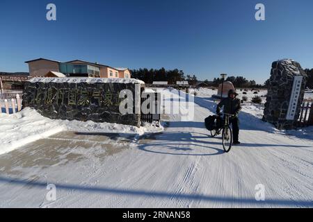 Il postino Wang Xiulong sta arrivando per consegnare lettere a Beijicun, o villaggio del Polo Nord , nella provincia di Heilongjiang nella Cina nord-orientale, 30 gennaio 2016. Beijicun, una piccola città nella contea più settentrionale della Cina di Mohe, è uno dei luoghi più freddi del paese. La temperatura più bassa mai registrata qui è stata meno 52,3 gradi Celsius. Wang è l'unico postino dell'ufficio postale di Beijicun che lavora qui da 10 anni. (wf) CHINA-HEILONGJIANG-BEIJICUN-POSTMAN (CN) WangxKai PUBLICATIONxNOTxINxCHN Postman Wang STA PER consegnare lettere AL o AL Villaggio del Polo Nord nel nord-est della Cina Foto Stock