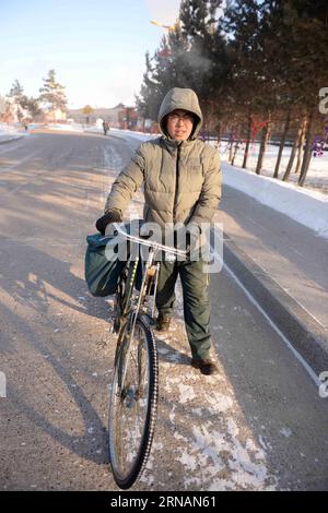 Il postino Wang Xiulong sta arrivando per consegnare lettere a Beijicun, o villaggio del Polo Nord , nella provincia di Heilongjiang nella Cina nord-orientale, 30 gennaio 2016. Beijicun, una piccola città nella contea più settentrionale della Cina di Mohe, è uno dei luoghi più freddi del paese. La temperatura più bassa mai registrata qui è stata meno 52,3 gradi Celsius. Wang è l'unico postino dell'ufficio postale di Beijicun che lavora qui da 10 anni. (wf) CHINA-HEILONGJIANG-BEIJICUN-POSTMAN (CN) WangxKai PUBLICATIONxNOTxINxCHN Postman Wang STA PER consegnare lettere AL o AL Villaggio del Polo Nord nel nord-est della Cina Foto Stock