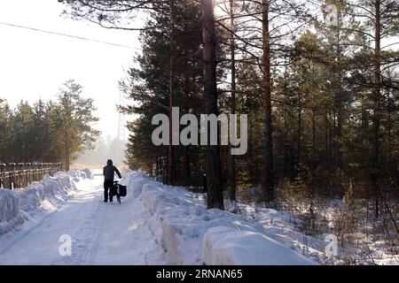 Il postino Wang Xiulong sta arrivando per consegnare lettere a Beijicun, o villaggio del Polo Nord , nella provincia di Heilongjiang nella Cina nord-orientale, 30 gennaio 2016. Beijicun, una piccola città nella contea più settentrionale della Cina di Mohe, è uno dei luoghi più freddi del paese. La temperatura più bassa mai registrata qui è stata meno 52,3 gradi Celsius. Wang è l'unico postino dell'ufficio postale di Beijicun che lavora qui da 10 anni. (wf) CHINA-HEILONGJIANG-BEIJICUN-POSTMAN (CN) WangxKai PUBLICATIONxNOTxINxCHN Postman Wang STA PER consegnare lettere AL o AL Villaggio del Polo Nord nel nord-est della Cina Foto Stock