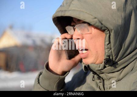 Il postino Wang Xiulong contatta un destinatario per consegnare lettere a Beijicun, o villaggio del Polo Nord, nella provincia di Heilongjiang, nella Cina nord-orientale, 30 gennaio 2016. Beijicun, una piccola città nella contea più settentrionale della Cina di Mohe, è uno dei luoghi più freddi del paese. La temperatura più bassa mai registrata qui è stata meno 52,3 gradi Celsius. Wang è l'unico postino dell'ufficio postale di Beijicun che lavora qui da 10 anni. (wf) CHINA-HEILONGJIANG-BEIJICUN-POSTMAN (CN) WangxKai PUBLICATIONxNOTxINxCHN Postman Wang contatta un destinatario PER consegnare la lettera Foto Stock