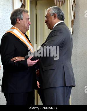 Antonio Guterres (L), former UN High Commissioner for Refugees and Portuguese, is congratulated by Portuguese Prime Minister Antonio Costa, after being awarded by President Anibal Cavaco Silva the Great Cross of the Order of Liberty in Lisbon, Portugal on Feb. 2, 2016. The Portuguese government will nominate Antonio Guterres as a candidate for the United Nations new secretary-general position. UN Secretary-General Ban Ki-moon will leave his post at the end of this year after having served two terms.) PORTUGAL-LISBON-ANTONIO GUTERRES-AWARD ZhangxLiyun PUBLICATIONxNOTxINxCHN   Antonio Guterres l Foto Stock