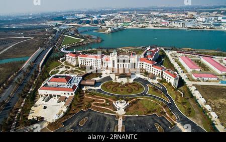 (160203) -- SHANGHAI, 3 febbraio 2016 () -- una foto aerea scattata il 3 febbraio 2016 mostra una vista panoramica di Shanghai Disneyland a Shanghai, nella Cina orientale. Shanghai Disneyland ha annunciato che inizierà a vendere i biglietti il 28 marzo di quest'anno. Disneyland offre sia biglietti regolari che di punta con prezzi regolari a 370 yuan (circa 56 dollari USA) e prezzi di picco a 499 yuan (circa 76 dollari USA). () (lfj) SHANGHAI-DISNEYLAND-BIGLIETTI (CN) Xinhua PUBLICATIONxNOTxINxCHN Shanghai 3 febbraio 2016 a foto aerea scattata IL 3 febbraio 2016 mostra una vista panoramica del Disneyland Shanghai a Shanghai EAS Foto Stock