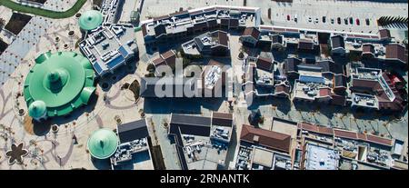 (160203) -- SHANGHAI, 3 febbraio 2016 () -- una foto aerea scattata il 3 febbraio 2016 mostra una vista panoramica di Shanghai Disneyland a Shanghai, nella Cina orientale. Shanghai Disneyland ha annunciato che inizierà a vendere i biglietti il 28 marzo di quest'anno. Disneyland offre sia biglietti regolari che di punta con prezzi regolari a 370 yuan (circa 56 dollari USA) e prezzi di picco a 499 yuan (circa 76 dollari USA). () (lfj) SHANGHAI-DISNEYLAND-BIGLIETTI (CN) Xinhua PUBLICATIONxNOTxINxCHN Shanghai 3 febbraio 2016 a foto aerea scattata IL 3 febbraio 2016 mostra una vista panoramica del Disneyland Shanghai a Shanghai EAS Foto Stock