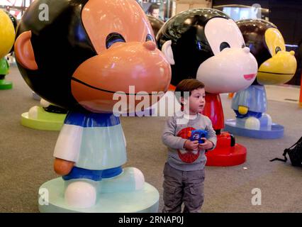 (160203) -- SHANGHAI, 3 febbraio 2016 -- Un bambino posa per una foto tra adorabili statuette di scimmie al Westgate Mall sulla Nanjing West Road a Shanghai, Cina orientale, 3 febbraio 2016. Un totale di 100 graziose statuette di scimmie sono state collocate sulla Nanjing West Road, una prospera strada commerciale, a Shanghai, per creare un'atmosfera di Capodanno. (lfj) CHINA-SHANGHAI-MONKEY FIGURINES (CN) LiuxYing PUBLICATIONxNOTxINxCHN Shanghai 3 febbraio 2016 a Child Poses for a Photo Among Lovely Monkey Figurines AL West Gate Mall SULLA Nanjing WEST Road a Shanghai East China 3 febbraio 2016, un totale di 100 Lovely Mo Foto Stock