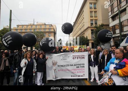 (160204) -- ATENE, 4 febbraio 2016 -- i membri dei maggiori sindacati del settore pubblico e privato greco e i liberi professionisti protestano contro i piani di riforma del sistema pensionistico e previdenziale del governo ad Atene, capitale della Grecia, il 4 febbraio 2016. Alla manifestazione si aggiungono anche gli agricoltori, che hanno istituito blocchi stradali attraverso le autostrade e gli uffici doganali del paese dal 18 gennaio 2016. ) GRECIA-ATENE-PROTESTA MariosxLolos PUBLICATIONxNOTxINxCHN Atene 4 febbraio 2016 i membri dei maggiori sindacati del settore pubblico e privato greco e i professionisti liberali protestano contro il governo Foto Stock