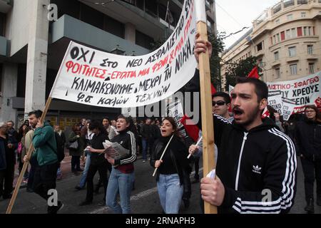 (160204) -- ATENE, 4 febbraio 2016 -- i membri dei maggiori sindacati del settore pubblico e privato greco e i liberi professionisti protestano contro i piani di riforma del sistema pensionistico e previdenziale del governo ad Atene, capitale della Grecia, il 4 febbraio 2016. Alla manifestazione si aggiungono anche gli agricoltori, che hanno istituito blocchi stradali attraverso le autostrade e gli uffici doganali del paese dal 18 gennaio 2016. ) GRECIA-ATENE-PROTESTA MariosxLolos PUBLICATIONxNOTxINxCHN Atene 4 febbraio 2016 i membri dei maggiori sindacati del settore pubblico e privato greco e i professionisti liberali protestano contro il governo Foto Stock