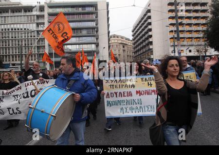 (160204) -- ATENE, 4 febbraio 2016 -- i membri dei maggiori sindacati del settore pubblico e privato greco e i liberi professionisti protestano contro i piani di riforma del sistema pensionistico e previdenziale del governo ad Atene, capitale della Grecia, il 4 febbraio 2016. Alla manifestazione si aggiungono anche gli agricoltori, che hanno istituito blocchi stradali attraverso le autostrade e gli uffici doganali del paese dal 18 gennaio 2016. ) GRECIA-ATENE-PROTESTA MariosxLolos PUBLICATIONxNOTxINxCHN Atene 4 febbraio 2016 i membri dei maggiori sindacati del settore pubblico e privato greco e i professionisti liberali protestano contro il governo Foto Stock