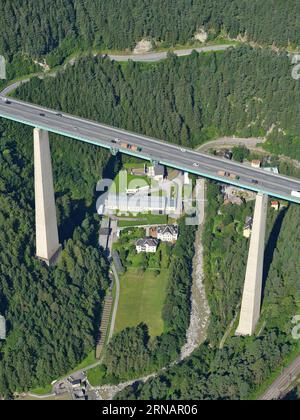 VISTA AEREA. Autostrada A13 del Brennero sul Europabrücke (Ponte d'Europa), 190 metri sopra il fiume Sill. Schönberg im Stubaital, Tirolo, Austria. Foto Stock