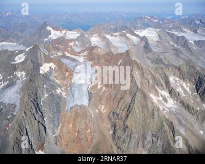 VISTA AEREA. Vista panoramica dei ghiacciai intorno al Ruderhofspitze (altitudine: 3474 m) sulle Alpi dello Stubai. Neustift im Stubaital, Tirolo, Austria. Foto Stock