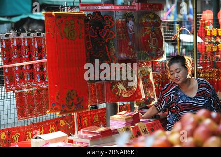 (160205) -- BANGKOK, 5 febbraio 2016 -- Un fornitore thailandese attende i clienti a China Town a Bangkok, Thailandia, 5 febbraio 2016. Il calendario lunare cinese assegna un simbolo animale a ogni anno in un ciclo di 12 anni. Secondo lo zodiaco, il 2016 è l'anno della scimmia a partire dall'8 febbraio). THAILANDIA-BANGKOK-CHINA TOWN-LUNAR CAPODANNO RachenxSageamsak PUBLICATIONxNOTxINxCHN Bangkok 5 febbraio 2016 un fornitore thailandese attende i clienti A China Town a Bangkok Paese thailandese 5 febbraio 2016 il calendario lunare cinese assegna al simbolo animale ogni anno in un ciclo di 12 anni secondo lo Zodiac il 2016 È l'anno di Foto Stock