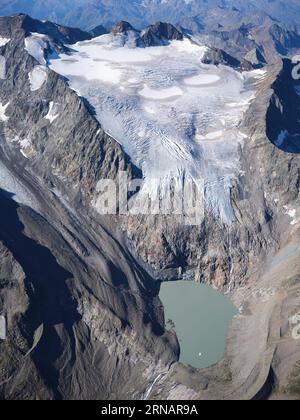 VISTA AEREA. Zuckerhütl (altitudine: 3507 m), la vetta più alta delle Alpi dello Stubai con il grande ghiacciaio del Sulzenauferner. Tirolo, Austria. Foto Stock