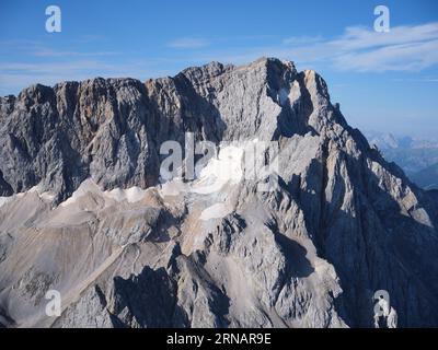 VISTA AEREA. Cima dello Zugspitze, a 2962 metri sul livello del mare, è la montagna più alta della Germania. Garmisch-Partenkirchen, Baviera, Germania. Foto Stock