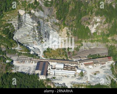 VISTA AEREA. Grande cava dove viene estratto serpentino (da nuovo Serpentino d'Italia). Chiesa in Valmalenco, Provincia di Sondrio, Lombardia, Italia. Foto Stock