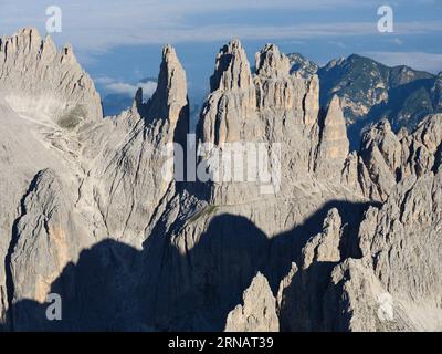 VISTA AEREA. Le alte Torri Vajolet (altitudine: 2821 m) viste da est. Nel massiccio del Catinaccio delle Dolomiti. Trentino-alto Adige, Italia. Foto Stock