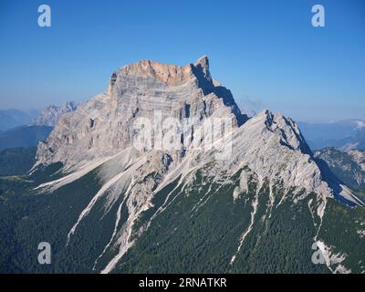VISTA AEREA. Monte Pelmo (altitudine: 3168 m) visto da est. Borca di Cadore, Provincia di Belluno, Veneto, Italia. Foto Stock