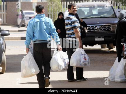 (160207) -- KHARTOUM, 7 febbraio 2016 -- i rifugiati siriani trasportano materiale di soccorso a Khartoum, capitale del Sudan, 7 febbraio 2016. Il primo lotto di forniture urgenti di soccorso, tra cui cibo e coperte, donato dall'Organizzazione islamica saudita, è stato distribuito a Khartoum domenica. SUDAN-KHARTOUM-SYRIAN REFUGEES-RELIEF GOODS Mohamedxbabker PUBLICATIONxNOTxINxCHN Khartoum 7 febbraio 2016 i rifugiati siriani trasportano materiale di soccorso a Khartoum capitale del Sudan 7 febbraio 2016 The First Batch of Urgent Relief SUPPLIES including Food and Blankets donated by the Saudi International Islamic Relief o Foto Stock