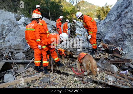 Erdrutsch im Süden Chinas (160208) -- DU AN, 8 febbraio 2016 -- i soccorritori lavorano sul sito di una frana nel villaggio di Fude nella contea autonoma di Du An Yao della città di Hechi, nella regione autonoma di Guangxi Zhuang, nella Cina meridionale, 8 febbraio 2016. Sei persone sono state uccise dopo che una frana ha distrutto un edificio a due piani a Du un primo lunedì mattina. Secondo fonti locali, non piove quando è accaduto l'incidente. La causa è in fase di indagine. I funzionari della città di Hechi hanno ordinato un'ispezione approfondita per i rischi nascosti per la sicurezza. CHINA-GUANGXI-DU AN-LANDSLIDE (CN) Stringer PUBLICATIONxNOTxINxCHN landslide Foto Stock