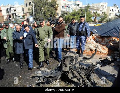 Syrien: Autobombenanschlag in Damaskus (160209) -- DAMASCO, 9 febbraio 2016 -- il ministro degli interni siriano Mohammad al-Shaar (2nd L) indica il relitto di un'auto nel sito di un attentato suicida a Damasco, capitale della Siria, il 9 febbraio 2016. Lo Stato Islamico (IS) ha rivendicato la responsabilità dell'attentato suicida al Police Officers Club di Damasco, distretto settentrionale di Masken Barzeh, martedì scorso, il gruppo ha dichiarato in una dichiarazione online. ) SIRIA-DAMASCO-BOMBARDAMENTO di Ammar PUBLICATIONxNOTxINxCHN Siria attacco con autobomba a Damasco 9 febbraio 2016 ministri degli interni siriani Mohammad al Shaar 2 Foto Stock