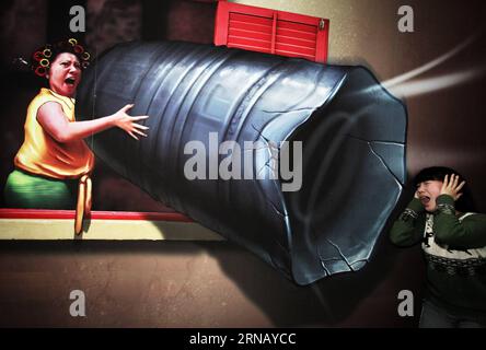 (160211) -- SHANGHAI, 11 febbraio 2016 -- Una donna posa con un dipinto trompe-l oeil in un centro commerciale a Shanghai, Cina orientale, 11 febbraio 2016. Il trompe-l oeil è una tecnica artistica che utilizza immagini realistiche per creare l'illusione ottica che gli oggetti raffigurati esistono in tre dimensioni. ) (Wyl) CHINA-SHANGHAI-TROMPE-L OEIL (CN) ZhuangxYi PUBLICATIONxNOTxINxCHN Shanghai Feb 11 2016 una donna posa con un dipinto Trompe l oeil IN un centro commerciale di Shanghai East China Feb 11 2016 Trompe l oeil È alla tecnica artistica Thatcher utilizza immagini realistiche per creare l'Optical Illusion Thatcher Thatted Object Foto Stock