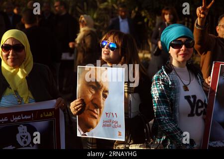 (160211) -- IL CAIRO, 11 febbraio 2016 -- i sostenitori dell'ex presidente egiziano Hosni Mubarak tengono manifesti durante una protesta che segna il quinto anniversario delle dimissioni di Mubarak davanti all'ospedale delle forze armate Maadi al Cairo, Egitto l'11 febbraio 2016.) EGITTO-CAIRO-MUBARAK-PROTESTA AhmedxGomaa PUBLICATIONxNOTxINxCHN Cairo 11 febbraio 2016 i sostenitori dell'ex presidente egiziano Hosni Mubarak tengono manifesti durante una protesta che segna il 5 ° anniversario delle dimissioni di Mubarak fuori dall'ospedale delle forze armate Maadi al Cairo Egitto 11 febbraio 2016 Egitto Cairo Mubarak protesta AhmedxGomaa PUBLICATIONXNOTxINXCHN Foto Stock