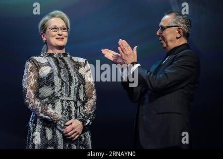 66. Berlinale Eröffnungsfeier: Ave, Cesare! Filmpremiere (160211) -- BERLINO, 11 febbraio 2016 -- Dieter Kosslick (R) e Meryl Streep (L) partecipano alla cerimonia di apertura del 66° Berlinale International Film Festival a Berlino, in Germania, 11 febbraio 2016.) GERMANIA-BERLINO-FILM FESTIVAL Zhangxfan PUBLICATIONxNOTxINxCHN 66 cerimonia di apertura Berlinale Ave Caesar Film Premiere Berlino 11 febbraio 2016 il direttore del Berlinale Festival Dieter Kosslick r e il presidente della giuria Meryl Streep l presenziano alla cerimonia di apertura del 66° Festival Internazionale del Cinema di Berlino Foto Stock