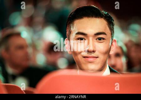 66. Berlinale Eröffnungsfeier: Ave, Cesare! Filmpremiere (160211) -- BERLINO, 11 febbraio 2016 -- l'attore cinese Wu Lipeng, membro del cast di Crosscurrent (Chang Jiang tu), partecipa alla cerimonia di apertura del 66° Berlinale International Film Festival a Berlino, in Germania, 11 febbraio 2016. ) GERMANY-BERLIN-FILM FESTIVAL-CROSSCURRENT Zhangxfan PUBLICATIONxNOTxINxCHN 66 cerimonia di apertura Berlinale Ave Caesar Film Premiere Berlino 11 febbraio 2016 attore cinese Wu Lipeng Cast membro di Chang Jiang tu partecipa alla cerimonia di apertura del 66° Festival Internazionale del Cinema Berlinale a Berlino Germania 11 febbraio 2016 G. Foto Stock