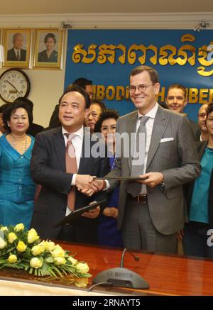 (160212) -- PHNOM PENH, Feb. 12, 2016 -- President of the Cambodia Chamber of Commerce Kith Meng (L, front) shakes hands with Chairman of the European Chamber of Commerce in Cambodia Emmanuel Menanteau during a signing ceremony in Phnom Penh, Cambodia, Feb. 12, 2016. Cambodia and the European Union signed a memorandum of understanding on Friday to boost their trade and investment ties. ) CAMBODIA-PHNOM PENH-EUROCHAM-MEMORANDUM SIGNING Sovannara PUBLICATIONxNOTxINxCHN   160212 Phnom Penh Feb 12 2016 President of The Cambodia Chamber of Commerce  Meng l Front Shakes Hands With Chairman of The Eu Foto Stock