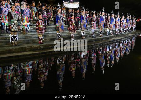 QIANDONGNAN, 14 febbraio 2016 -- gli attori si esibiscono durante la cerimonia di apertura del Dong Culture Tourism Festival nella contea di Liping, nella prefettura autonoma di Qiandongnan Miao e Dong, nella provincia di Guizhou nella Cina sud-occidentale, 14 febbraio 2016. Il Dong Culture Tourism Festival ha aperto qui la domenica. ) (Zwx) CHINA-GUIZHOU-LIPING-DONG CULTURE TOURISM FESTIVAL(CN) YangxDaifu PUBLICATIONxNOTxINxCHN Qiandongnan 14 febbraio 2016 attori si esibiscono durante la cerimonia di apertura del Dong Culture Tourism Festival nella contea di Liping Qiandongnan Miao e nella prefettura autonoma di Dong nella provincia di Guizhou della Cina sud-occidentale 14 febbraio 2016 Foto Stock