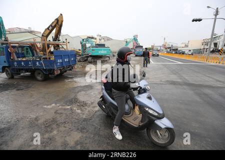 (160215) -- TAINAN, 15 febbraio 2016 () -- il traffico è ripreso dopo che la strada è stata riaffiorata nel distretto di Yongkang di Tainan, Taiwan, nella Cina sudorientale, 15 febbraio 2016. La città di Tainan ha subito il terremoto di magnitudo 6,7 il 6 febbraio, in particolare un condominio di 16 piani costruito nel 1992 nel quartiere di Yongkang. L'edificio a forma di U Weiguan Jinlong cadde verso una strada a est pochi secondi dopo il terremoto, causando 114 morti. () (ry) CINA-TAINAN TERREMOTO-RICOSTRUZIONE (CN) Xinhua PUBLICATIONxNOTxINxCHN Tainan 15 febbraio 2016 il traffico riprende dopo la strada che cosa res Foto Stock