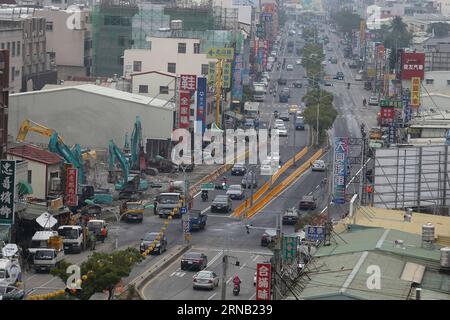 (160215) -- TAINAN, 15 febbraio 2016 () -- il traffico è ripreso dopo che la strada è stata riaffiorata nel distretto di Yongkang di Tainan, Taiwan, nella Cina sudorientale, 15 febbraio 2016. La città di Tainan ha subito il terremoto di magnitudo 6,7 il 6 febbraio, in particolare un condominio di 16 piani costruito nel 1992 nel quartiere di Yongkang. L'edificio a forma di U Weiguan Jinlong cadde verso una strada a est pochi secondi dopo il terremoto, causando 114 morti. () (ry) CINA-TAINAN TERREMOTO-RICOSTRUZIONE (CN) Xinhua PUBLICATIONxNOTxINxCHN Tainan 15 febbraio 2016 il traffico riprende dopo la strada che cosa res Foto Stock