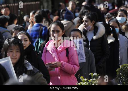 I candidati si mettono in fila per entrare nella sala d'esame della Central Academy of Drama di Pechino, capitale della Cina, 15 febbraio 2016. L'esame annuale di ingresso dei college d'arte cinesi, tra cui la Beijing Film Academy, la Central Academy of Drama e la Communication University of China, è iniziato contemporaneamente lunedì. )(mcg) CHINA-BEIJING-ART PROFESSIONAL-EXAM (CN) ShenxBohan PUBLICATIONxNOTxINxCHN candidate Queue to Enter the Examination Hall AT the Central Academy of Drama in Beijing capitale della Cina 15 febbraio 2016 The Annual Entrance Exam of China S Art Colleges including Beijing Film Academy the Cen Foto Stock