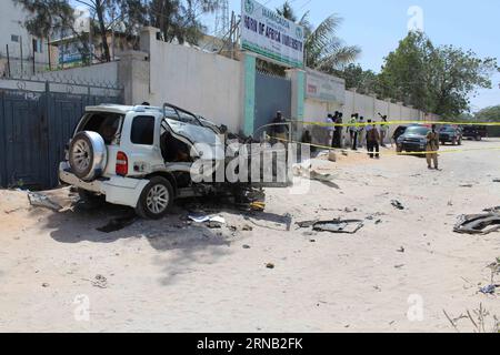 (160215) -- MOGADISCIO, 15 febbraio 2016 -- foto scattata il 15 febbraio 2016 mostra il sito dell'esplosione di un'auto a Mogadiscio, Somalia. Un ex ministro della difesa somalo è stato ucciso lunedì in un'esplosione di auto a Mogadiscio, la polizia ha confermato. ) (Zjy) SOMALIA-MOGADISCIO-ATTACK FaisalxIsse PUBLICATIONxNOTxINxCHN Mogadiscio 15 febbraio 2016 foto scattata IL 15 febbraio 2016 mostra il sito di un'esplosione di auto a Mogadiscio Somalia un ex ministri della difesa somalo che HA UCCISO lunedì in un'esplosione di auto a Mogadiscio la polizia ha confermato zjy Somalia Mogadiscio attacco FaisalxIsse PUBLICAxINTIXNCHN Foto Stock