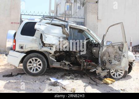 (160215) -- MOGADISCIO, 15 febbraio 2016 -- foto scattata il 15 febbraio 2016 mostra il resto di un'auto esplosa a Mogadiscio, Somalia. Un ex ministro della difesa somalo è stato ucciso lunedì in un'esplosione di auto a Mogadiscio, la polizia ha confermato. ) (Zjy) SOMALIA-MOGADISCIO-ATTACK FaisalxIsse PUBLICATIONxNOTxINxCHN Mogadiscio febbraio 15 2016 la foto scattata IL 15 febbraio 2016 mostra il resto di a Exploded Car a Mogadiscio Somalia un ex ministri della difesa somalo che HA UCCISO lunedì in un'esplosione di auto a Mogadiscio la polizia ha confermato zjy Somalia Mogadiscio attacco FaisalxIsse PUBLINTIXINCHN Foto Stock