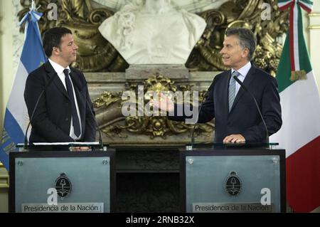 (160216) -- BUENOS AIRES, 16 febbraio 2016 -- il presidente argentino Mauricio Macri (R) e il primo ministro italiano Matteo Renzi partecipano a una conferenza stampa dopo il loro incontro a Casa Rosada, nella città di Buenos Aires, capitale dell'Argentina, il 16 febbraio 2016. ) (jg) (ah) ARGENTINA-BUENOS AIRES-ITALIA-PM-VISIT MARTINxZABALA PUBLICATIONxNOTxINxCHN Buenos Aires 16 febbraio 2016 il presidente argentino Mauricio Macri r e i primi ministri italiani Matteo Renzi partecipano a una conferenza stampa dopo il loro incontro A Casa Rosada a Buenos Aires capitale dell'Argentina IL 16 febbraio 2016 JG AH Argentina Buenos Aires Italia PM vi Foto Stock