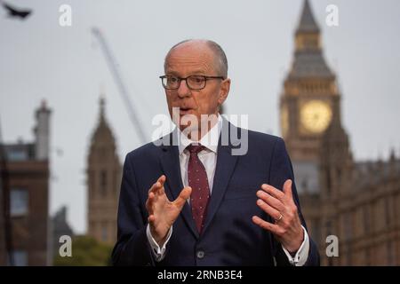 Londra, Inghilterra, Regno Unito. 1 settembre 2023. Il ministro delle scuole NICK GIBB è visto a Westminster mentre appare in TV a colazione spiegando la decisione di chiudere alcune scuole per preoccupazioni concrete non sicure. (Immagine di credito: © Tayfun salci/ZUMA Press Wire) SOLO USO EDITORIALE! Non per USO commerciale! Foto Stock