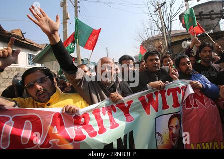 (160217) -- SRINAGAR, 17 febbraio 2016 -- il legislatore indiano del Kashmiri, l'ingegnere Rashid (2nd L) e i suoi sostenitori gridano slogan durante una protesta a Srinagar, capitale estiva del Kashmir controllato dagli indiani, 17 febbraio 2016. Rashid insieme ai suoi sostenitori mercoledì organizzò una manifestazione a Srinagar per protestare contro l'arresto dell'ex docente dell'Università di Delhi sar Geelani e la repressione degli studenti dell'Università Jawaharlal Nehru di nuova Delhi. La polizia indiana ha arrestato martedì presto l'ex docente dell'Università di Delhi sar Geelani con accuse di sedizione per aver organizzato un evento per celebrare la morte Foto Stock