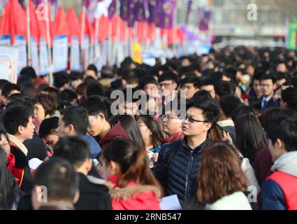 (160219) -- SHIJIAZHUANG, 19 febbraio 2016 -- i laureati partecipano a una fiera del lavoro a Shijiazhuang, capitale della provincia di Hebei della Cina settentrionale, 19 febbraio 2016. Oltre 40, 000 posti di lavoro sono stati offerti durante la fiera del lavoro. ) (Wyl) CHINA-HEBEI-GRADUATES-JOB FAIR (CN) ZhuxXudong PUBLICATIONxNOTxINxCHN Shijiazhuang 19 febbraio 2016 i laureati partecipano a una Job Fair a Shijiazhuang capitale della provincia di Hebei del nord della Cina 19 febbraio 2016 sono stati offerti oltre 40 000 posti di lavoro durante la Job Fair Wyl China Hebei Graduates Job Fair CN ZhuxXudong PUBLICATIONxNOTxINxCHN Foto Stock