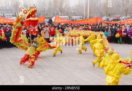 (160219) -- SHIJIAZHUANG, 19 febbraio 2016 -- gli abitanti locali eseguono la danza del drago nella contea di Wangdu, nella provincia di Hebei, nella Cina settentrionale, 19 febbraio 2016. Venerdì si sono tenuti spettacoli di danza dei leoni, danza del drago, barca a terra e yangge per salutare il prossimo festival delle lanterne che cadrà il 22 gennaio. )(mcg) CHINA-HEBEI-WANGDU-FOLK ART PERFORMANCE (CN) ZhuxXudong PUBLICATIONxNOTxINxCHN Shijiazhuang 19 febbraio 2016 gli abitanti locali eseguono la danza del drago nella contea di Wangdu nella provincia di Hebei nella Cina settentrionale 19 febbraio 2016 Lion Dance Dragon Dance Country Boat e Yangge gli spettacoli sono stati qui IL venerdì per salutare IL Foto Stock