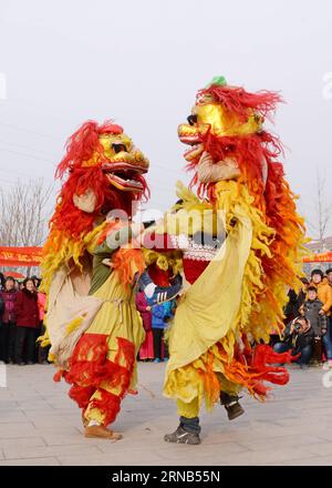 (160219) -- SHIJIAZHUANG, 19 febbraio 2016 -- gli abitanti del villaggio locale eseguono la danza del leone nella contea di Wangdu, nella provincia di Hebei, nella Cina settentrionale, 19 febbraio 2016. Venerdì si sono tenuti spettacoli di danza dei leoni, danza dei draghi, barca a terra e yangge per salutare il prossimo festival delle lanterne che cadrà il 22 febbraio. )(mcg) (CORREZIONE)CHINA-HEBEI-WANGDU-FOLK ART PERFORMANCE (CN) ZhuxXudong PUBLICATIONxNOTxINxCHN Shijiazhuang 19 febbraio 2016 gli abitanti locali eseguono la danza del leone nella contea di Wangdu nella provincia di Hebei nella Cina settentrionale 19 febbraio 2016 Lion Dance Dragon Dance Country Boat e Yangge gli spettacoli sono stati qui IL venerdì a G. Foto Stock