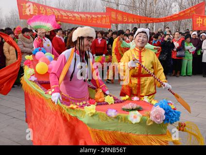 (160219) -- SHIJIAZHUANG, 19 febbraio 2016 -- gli abitanti del villaggio locale eseguono shehuo nella contea di Wangdu, nella provincia di Hebei nella Cina settentrionale, 19 febbraio 2016. Venerdì si sono tenuti spettacoli di danza dei leoni, danza dei draghi, barca a terra e yangge per salutare il prossimo festival delle lanterne che cadrà il 22 febbraio. )(mcg) (CORREZIONE)CHINA-HEBEI-WANGDU-FOLK ART PERFORMANCE (CN) ZhuxXudong PUBLICATIONxNOTxINxCHN Shijiazhuang 19 febbraio 2016 gli abitanti locali si esibiscono a Shehuo nella contea di Wangdu nella provincia di Hebei nella Cina settentrionale 19 febbraio 2016 Lion Dance Dragon Dance Country Boat e Yangge gli spettacoli sono stati qui IL venerdì per salutare IL Foto Stock