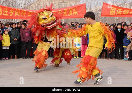 (160219) -- SHIJIAZHUANG, 19 febbraio 2016 -- gli abitanti del villaggio locale eseguono la danza del leone nella contea di Wangdu, nella provincia di Hebei, nella Cina settentrionale, 19 febbraio 2016. Venerdì si sono tenuti spettacoli di danza dei leoni, danza dei draghi, barca a terra e yangge per salutare il prossimo festival delle lanterne che cadrà il 22 febbraio. )(mcg) (CORREZIONE)CHINA-HEBEI-WANGDU-FOLK ART PERFORMANCE (CN) ZhuxXudong PUBLICATIONxNOTxINxCHN Shijiazhuang 19 febbraio 2016 gli abitanti locali eseguono la danza del leone nella contea di Wangdu nella provincia di Hebei nella Cina settentrionale 19 febbraio 2016 Lion Dance Dragon Dance Country Boat e Yangge gli spettacoli sono stati qui IL venerdì a G. Foto Stock