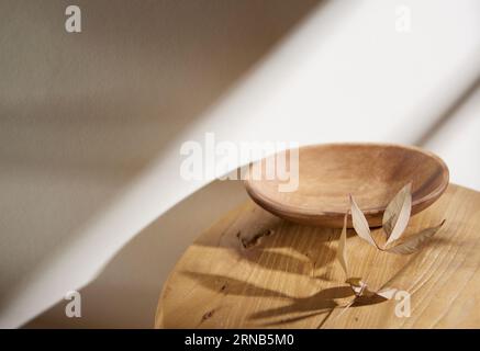 Vari oggetti di scena con un'atmosfera autunnale sotto la calda luce del sole pomeridiano. Foto Stock