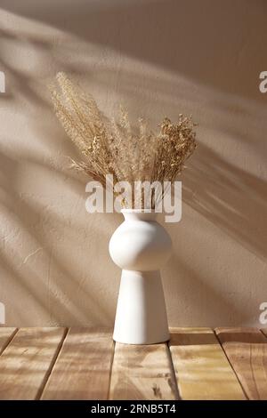 Vari oggetti di scena con un'atmosfera autunnale sotto la calda luce del sole pomeridiano. Foto Stock