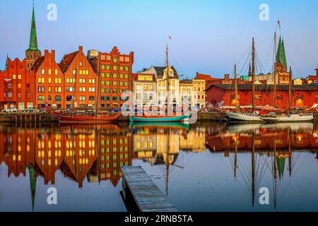 L'architettura del molo di Lubeck si riflette nelle acque del fiume Trave all'ora blu. Foto scattata il 6 giugno 2023 a Lubecca o nella città anseatica di L. Foto Stock