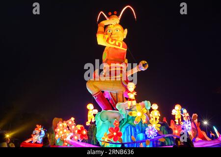 Le lanterne a tema scimmia si trovano a Fo Guang Shan a Kaohsiung, Taiwan, 20 febbraio 2016. Secondo lo zodiaco cinese, il 2016 è l'anno della scimmia. Lo spettacolo delle lanterne di Fo Guang Shan si tiene per salutare il tradizionale Festival delle Lanterne cinesi che cade il 22 febbraio di quest'anno. ) (zhs) CHINA-KAOHSIUNG-FESTIVAL-LANTERN (CN) ZhangxGuojun PUBLICATIONxNOTxINxCHN Monkey Lanterns are Lakes in for Guang Shan in Kaohsiung South East China S TAIWAN 20 febbraio 2016 secondo Chinese Zodiac 2016 È l'anno della scimmia The for Guang Shan Lantern Show IS Hero to Greet the Traditional Chinese Chinese Chinese Chinese Foto Stock