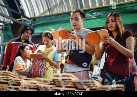 Le persone scrivono i loro desideri sulle tegole da donare a Wat Hua Lamphong a Bangkok, Thailandia, 22 febbraio 2016. Come uno dei più importanti festival buddisti della Thailandia, Makha Bucha viene osservato ogni notte di luna piena del terzo mese nel calendario lunare tailandese. Nel giorno di Makha Bucha, le persone si radunano nei templi e venerano i Buddha e pregano per la benedizione. )(dh) THAILANDIA-BANGKOK-BUDDHISM-MAKHA BUCHA-OBSERVANCE LixMangmang PUBLICATIONxNOTxINxCHN celebrità scrivono i loro desideri SULLE piastrelle del tetto da donare a Wat Hua Hong Lamp a Bangkok, paese thailandese 22 febbraio 2016 come uno dei conti thailandesi Foto Stock