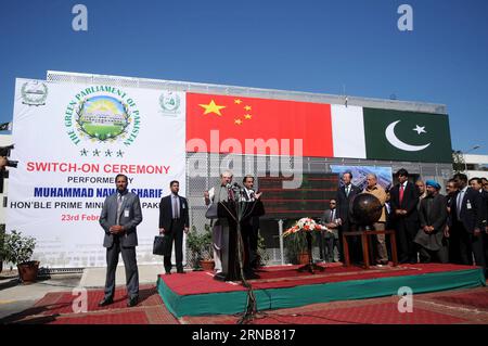 (160223) -- ISLAMABAD, 23 febbraio 2016 -- il primo ministro pakistano Nawaz Sharif (3rd L) interviene durante la cerimonia di accensione del Parlamento verde del Pakistan presso la sede del parlamento di Islamabad, capitale del Pakistan, 23 febbraio 2016. Il parlamento pakistano di martedì è diventato la prima legislatura al mondo che funziona completamente sull'energia verde con un progetto di produzione di energia solare donato e costruito dalla Cina). PAKISTAN-ISLAMABAD-GREEN CERIMONIA DI ACCENSIONE DEL PARLAMENTO AhmadxKamal PUBLICATIONxNOTxINxCHN Islamabad 23 febbraio 2016 primi ministri pakistani Nawaz Sharif 3rd l Speaks du Foto Stock