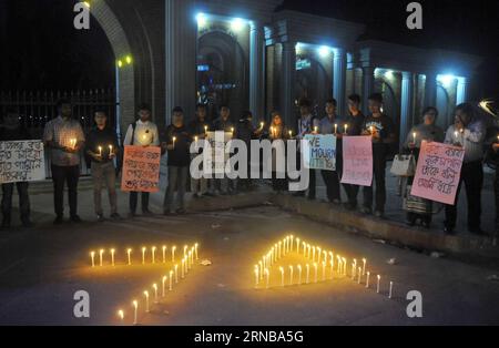 DHAKA, 25 febbraio 2016 -- studenti bengalesi di diverse università tengono le candele per celebrare il settimo anniversario dell'uccisione della BDR a Dacca, Bangladesh, 25 febbraio 2016. L'orrendo ammutinamento di due giorni della Guardia di frontiera del Bangladesh (BGB), precedentemente nota come Bangladesh Rifles (BDR), ha causato la morte di 74 persone, tra cui 57 ufficiali distaccati dall'esercito. ) BANGLADESH-DHAKA-BDR KILLING-ANNIVERSARY SharifulxIslam PUBLICATIONxNOTxINxCHN Dhaka Feb 25 2016 studenti bengalesi di diverse università tengono le candele in occasione del settimo anniversario dell'uccisione della BDR a Dacca Bangladesh febbraio 25 2016 l'orrenda dei due giorni Foto Stock