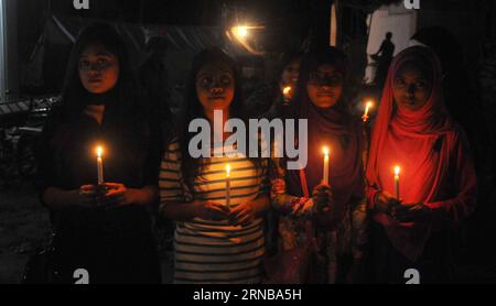 DHAKA, 25 febbraio 2016 -- studenti bengalesi di diverse università tengono le candele per celebrare il settimo anniversario dell'uccisione della BDR a Dacca, Bangladesh, 25 febbraio 2016. L'orrendo ammutinamento di due giorni della Guardia di frontiera del Bangladesh (BGB), precedentemente nota come Bangladesh Rifles (BDR), ha causato la morte di 74 persone, tra cui 57 ufficiali distaccati dall'esercito. ) BANGLADESH-DHAKA-BDR KILLING-ANNIVERSARY SharifulxIslam PUBLICATIONxNOTxINxCHN Dhaka Feb 25 2016 studenti bengalesi di diverse università tengono le candele in occasione del settimo anniversario dell'uccisione della BDR a Dacca Bangladesh febbraio 25 2016 l'orrenda dei due giorni Foto Stock